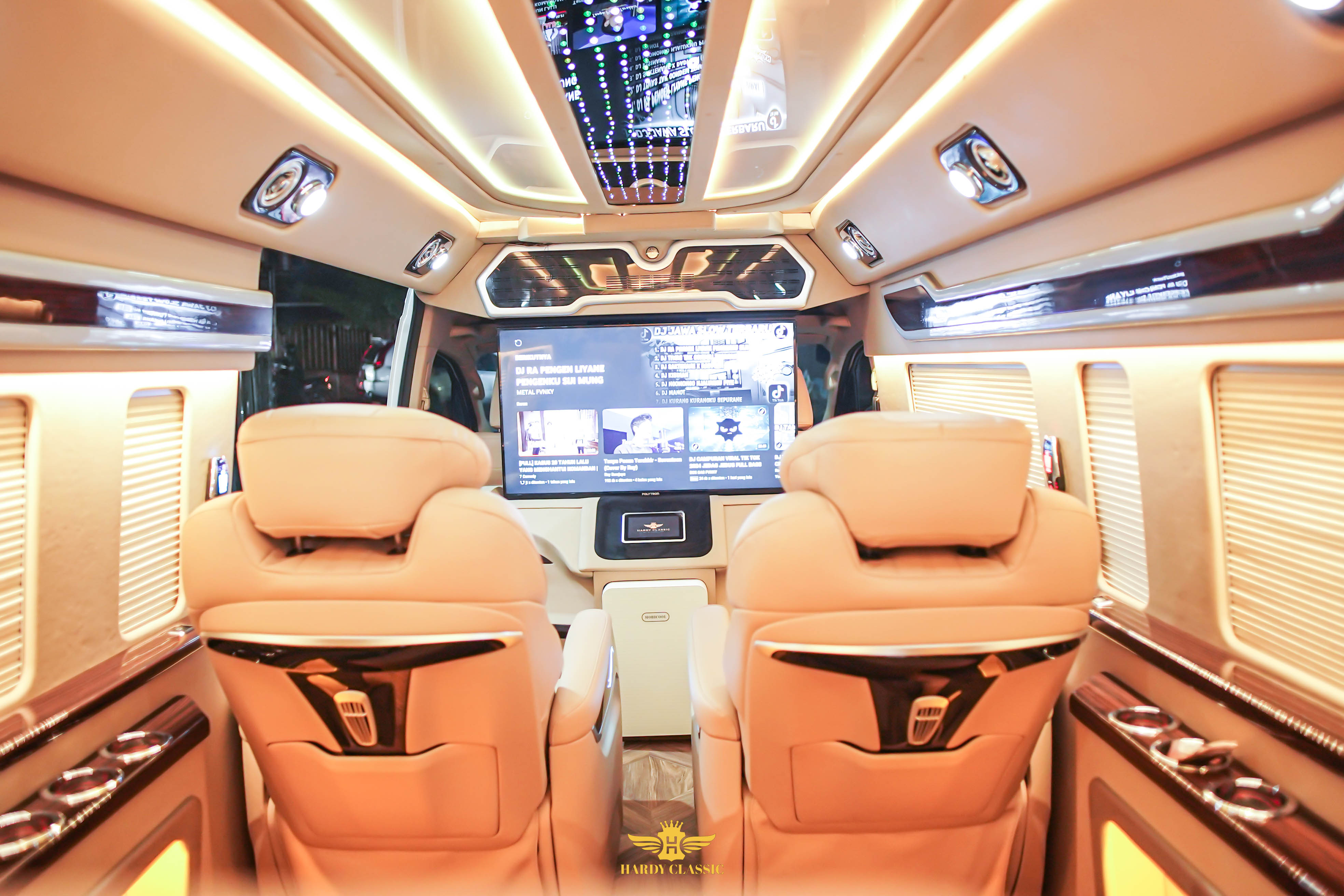 Toyota Hiace Business Class 03
