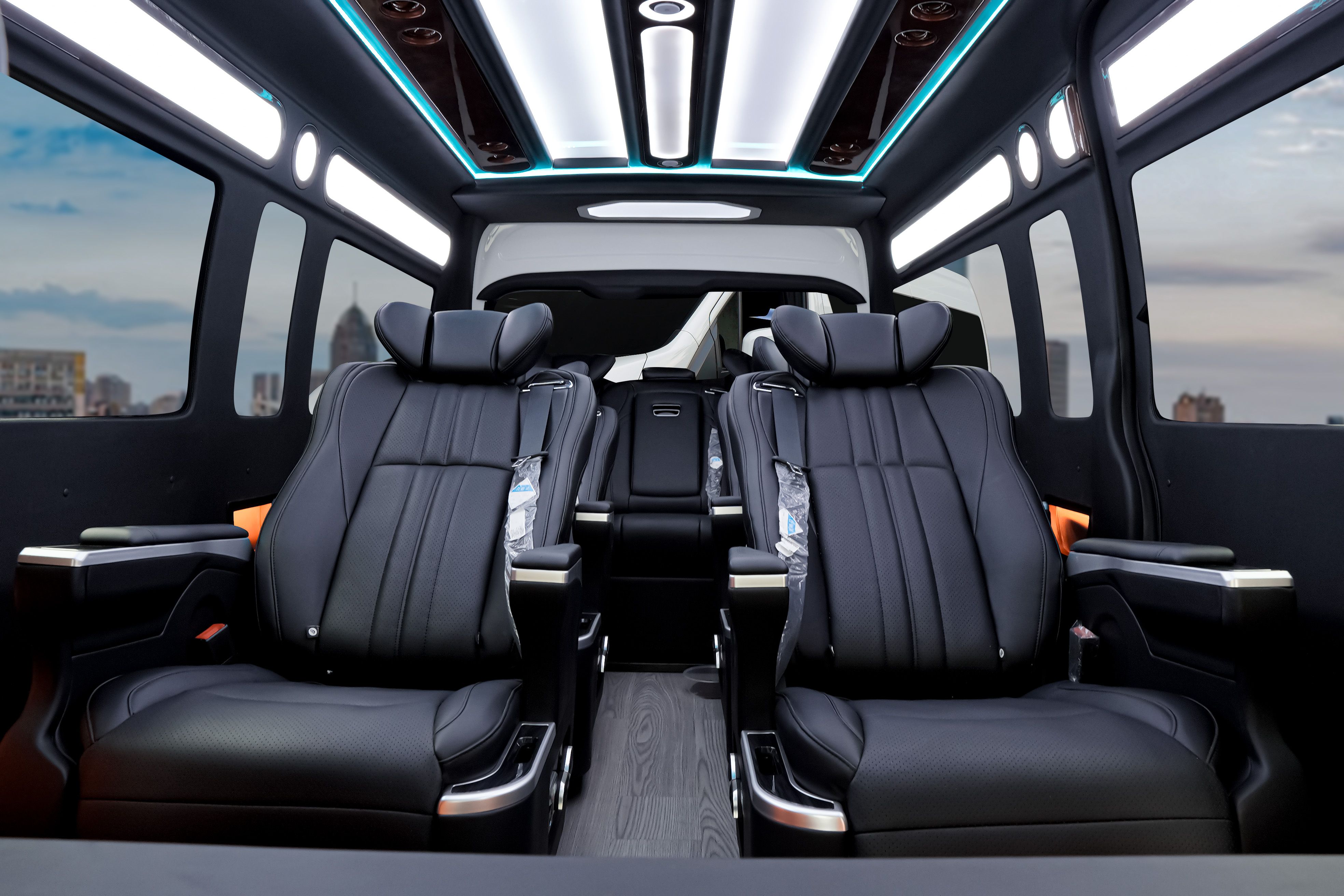Toyota Hiace Travel VIP 01
